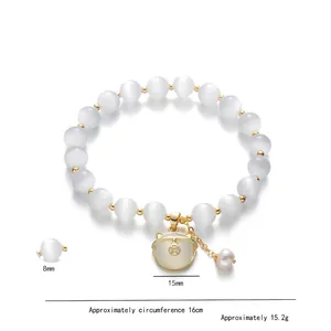 Bracelet fait main en perles d'eau douce et œil de chat avec pendentif chat doré chic