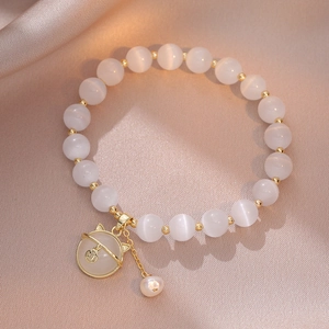 Bracelet en perles d'eau douce et œil de chat avec pendentif chat planète doré