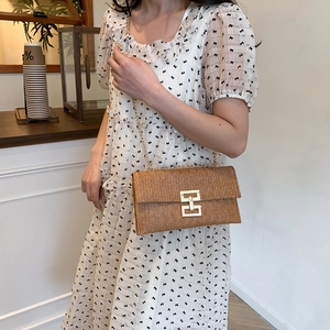 Sac bandoulière tissé bohème marron avec chaîne dorée et fermoir métallique chic