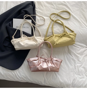 Vue à plat de sacs fourre-tout plissés avec nœuds en blanc crème, jaune moutarde et rose