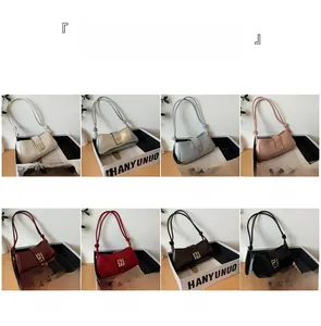 Vue détaillée de sacs baguette brillants en huit couleurs avec boucles métalliques en F