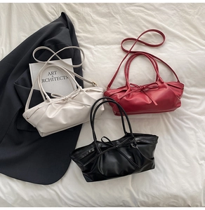 Vue à plat de sacs à main en beige, bordeaux et noir avec nœuds décoratifs et similicuir