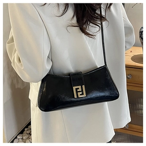 Vue détaillée du sac baguette en cuir noir avec boucle dorée logo F élégante et moderne