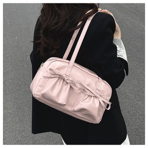 Borsa a spalla plissettata rosa con tasche a fiocco e finitura in pelle lucida