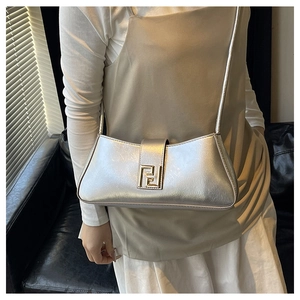 Détail du sac baguette argenté métallisé avec son fermoir doré distinctif à double F