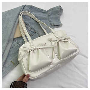 Borsa tote in pelle PU bianca con tasche a fiocco e giacca di jeans alla moda
