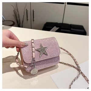 Dettaglio della mini borsa a tracolla con paillettes rosa e ornamento a stella d'argento