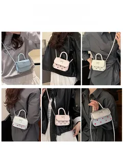 Mini sac bandoulière à pois avec boucle papillon présenté en plusieurs styles de porté