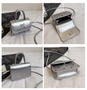 Vues détaillées d'un mini sac à main argenté avec pois rouges et détail de nœud élégant