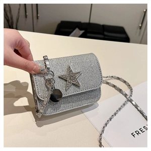 Dettaglio borsa a tracolla argento glitterata con grande stella di strass e catenella