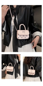 Mini sac bandoulière rose à pois noirs et détail nœud argenté sous plusieurs angles