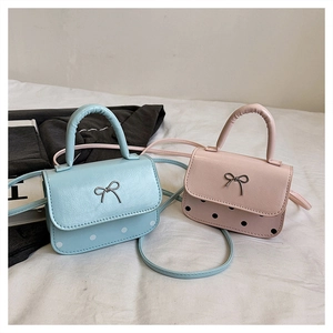 Détail de mini sacs bandoulière en cuir PU avec nœuds métalliques argentés et pois