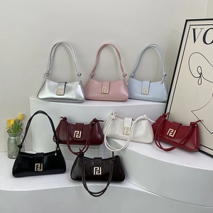 Sacs portés épaule croissants avec fermoir métallique, disponibles en plusieurs coloris