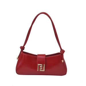 Sac baguette rouge minimaliste français avec finition brillante et boucle dorée