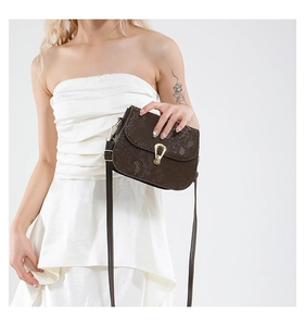 Détail du sac besace marron foncé effet serpent avec boucle en métal doré chic