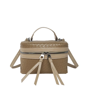 Sac à main boîte kaki chic avec texture tissée et poignée supérieure vue de face