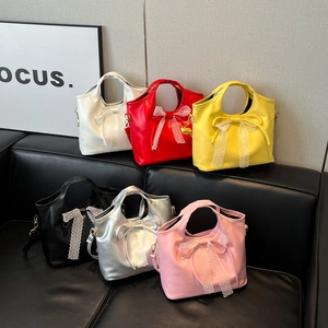 Bolsos chic con lazo de encaje en seis colores sobre un banco de cuero negro fino