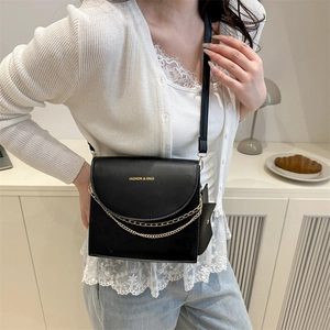 Französische Vintage schwarze quadratische Umhängetasche mit Kettenbesatz für Damen