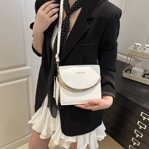 Französische Vintage Umhängetasche in Weiß mit Goldkette und kleiner Geldbörse