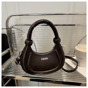Détail du sac demi-lune marron foncé avec texte Fashion et fermeture éclair métallique