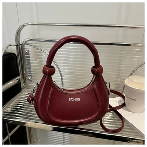 Détails du sac demi-lune rouge vin élégant avec des finitions métalliques argentées
