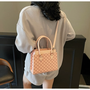 Détail du sac cabas rose avec motif M rouge et logo embossé Fashion & Bags