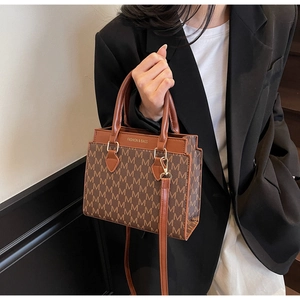 Détail du sac à main monogramme vintage avec garniture en cuir et boucles dorées