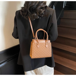 Vue détaillée du dos d'un sac cabas marron avec monogramme et lettrage doré