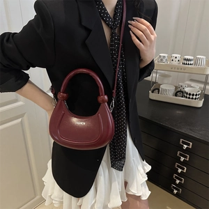 Sac bandoulière demi-lune bordeaux chic avec lettrage fashion et poignée circulaire