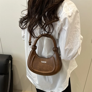 Sac bandoulière rétro marron foncé en forme de lune avec lettrage FASHION chic