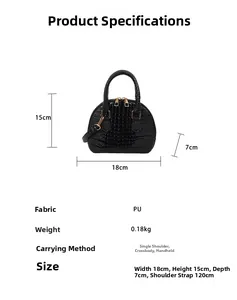 Dettaglio borsa a conchiglia coccodrillo con dimensioni 18x15x7cm e tracolla 120cm