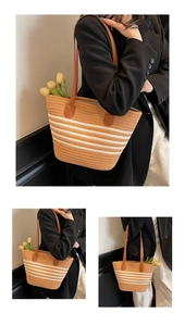 Détail du sac cabas tissé avec des rayures blanches et des anses en cuir fin