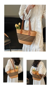 Détail d'un sac cabas en paille tissé main avec rayures noires et anses en cuir brun