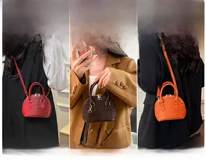 Dettagli della borsa a conchiglia con motivo coccodrillo in rosso, arancione e marrone
