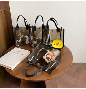 Détail de sacs fourre-tout en PVC translucide avec motifs de dessins animés mignons