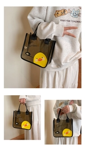 Gros plan du sac en PVC marron transparent avec canard et fermeture à bouton pression