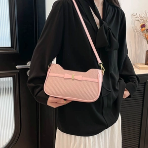 Borsa sottobraccio intrecciata rosa con patta a orecchie di gatto e fiocco moda