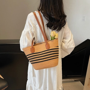 Sac fourre-tout tissé kaki avec rayures noires et bretelles en cuir marron pour femmes