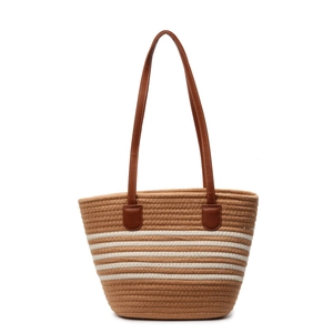 Sac fourre-tout tissé à rayures marron et blanc avec anses en cuir fin sur fond blanc