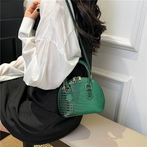 Borsa a mano verde smeraldo con trama a coccodrillo, cerniere dorate e tracolla moda