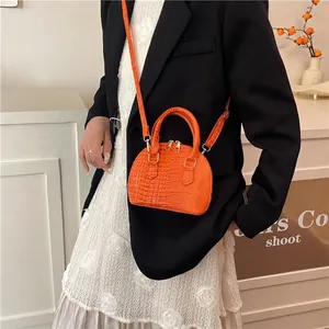 Borsa a conchiglia arancione con motivo a coccodrillo, manico e tracolla regolabile