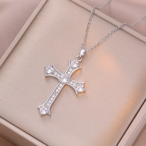 Collier croix punk rétro argenté avec oxydes de zirconium sur un écrin à bijoux