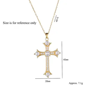 Collier croix en or punk vintage avec pierres de zircon sur fond blanc