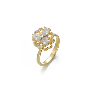 Detailansicht eines Goldrings mit Kleeblatt-Zirkonia und herzförmigen Aussparungen an der Seite