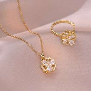 Detailaufnahme eines goldenen Blumenschmuck-Sets mit Zirkonia auf Seidenstoff