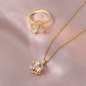 Goldenes Kleeblatt Schmuckset mit Zirkonia Blumenanhänger Halskette und offenem Ring