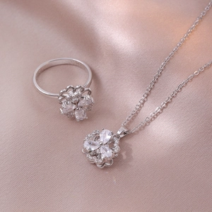 Elegantes Schmuckset aus Titan mit Zirkon-Kleeblatt-Halskette und passendem Ring in Silber