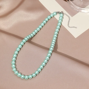 Collier de perles vert menthe élégant avec fermoir argenté réglable sur fond de soie