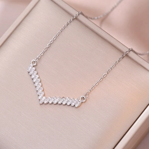Collier chic en acier titane avec pendentif en V serti de zircons sur satin champagne