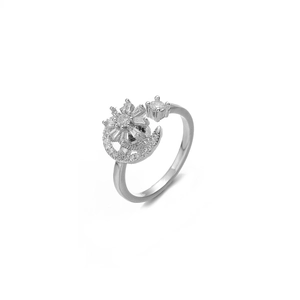 Dettaglio anello in argento con stella in zircone e mezzaluna scintillante